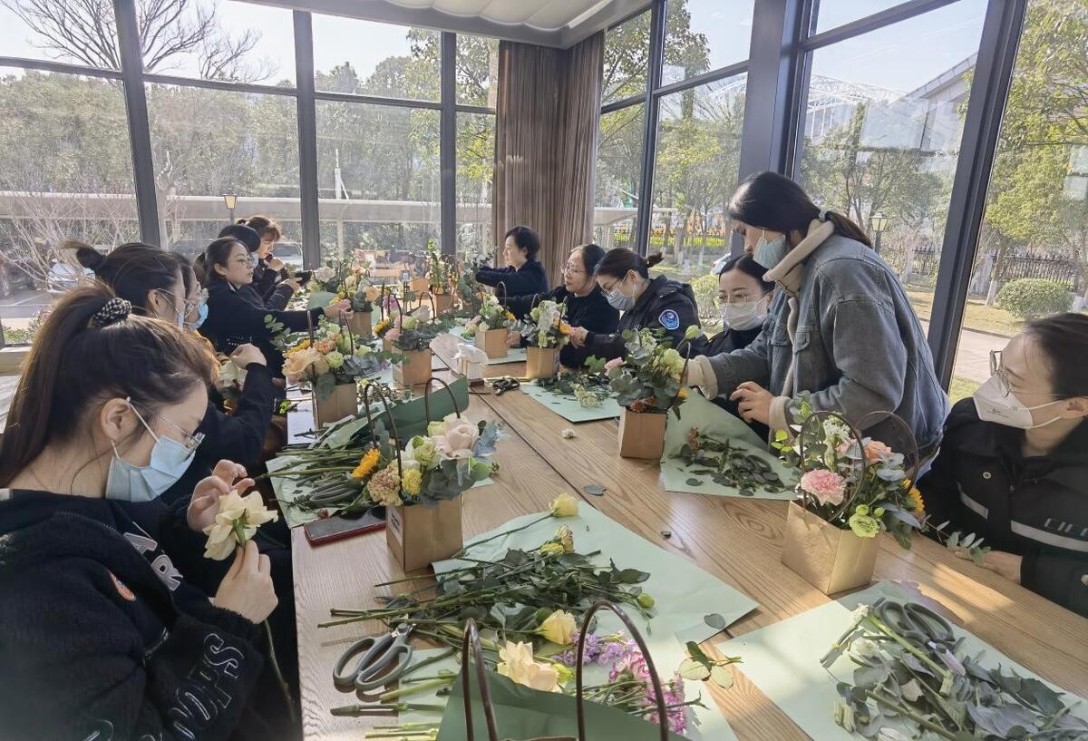 巧手插花绽放芳华 谱写大桥最美赞歌-浙江在线